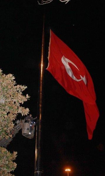 Kral Abdullah için bayraklar yarıya indirildi