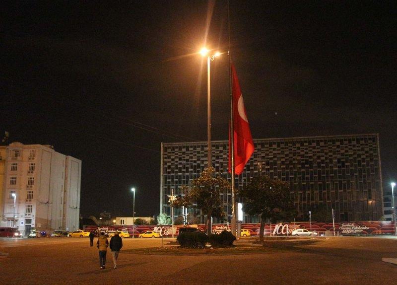 Kral Abdullah için bayraklar yarıya indirildi