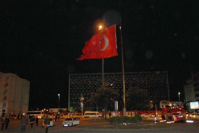 Kral Abdullah için bayraklar yarıya indirildi