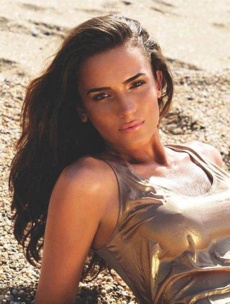 Şafak Sezer: Açalya bacaklarını yanlara doğru açıyor