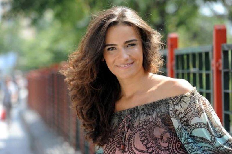 Şafak Sezer: Açalya bacaklarını yanlara doğru açıyor