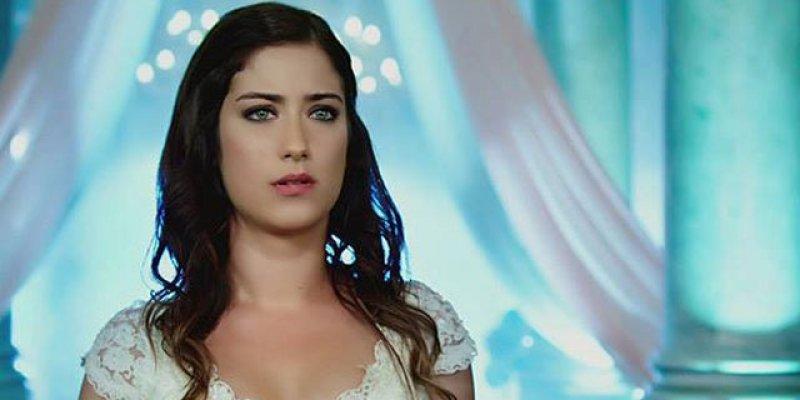 Hazal Kaya'nın 20 cm topuklu ayakkabısı