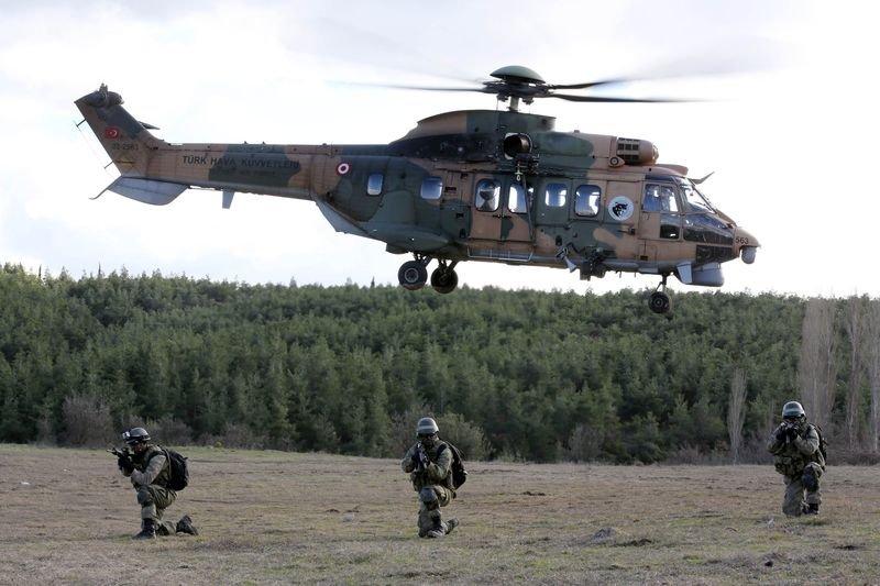 TSK'nın özel timinden nefes kesen görüntüler