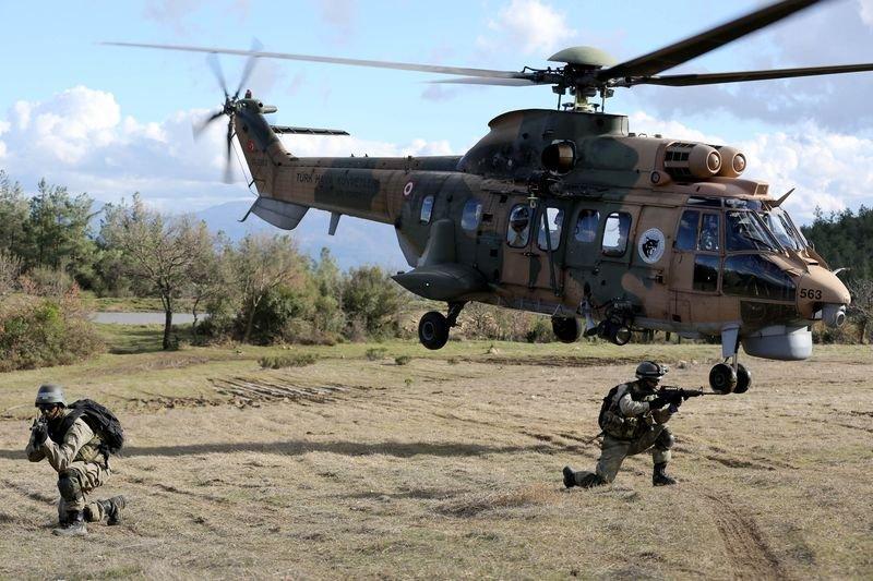 TSK'nın özel timinden nefes kesen görüntüler