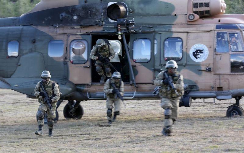 TSK'nın özel timinden nefes kesen görüntüler