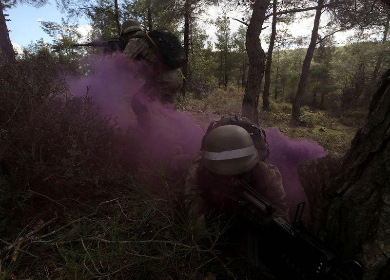 TSK'nın özel timinden nefes kesen görüntüler