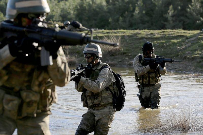 TSK'nın özel timinden nefes kesen görüntüler