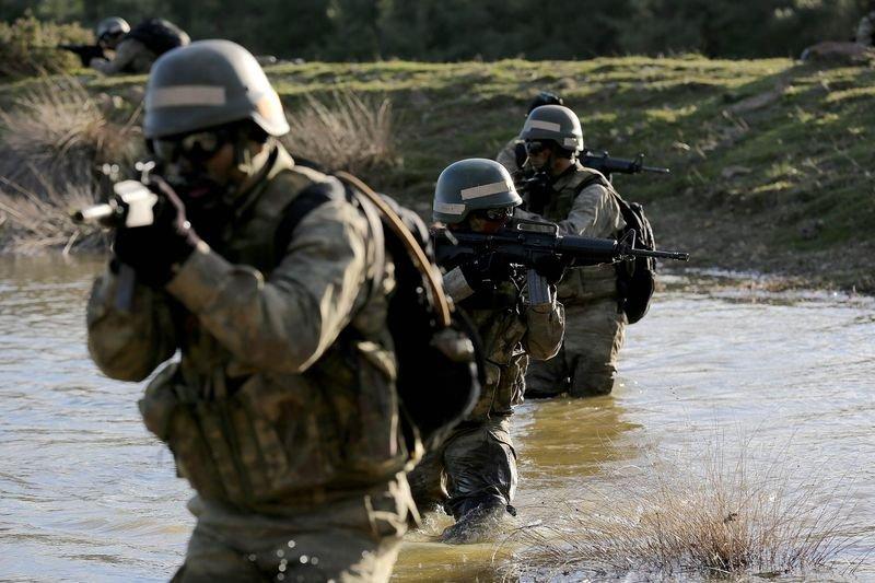 TSK'nın özel timinden nefes kesen görüntüler