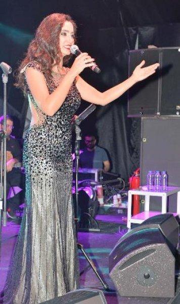 Öykü Gürman'ın derin dekoltesi