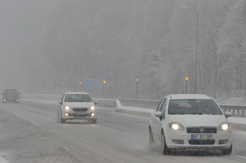 Bolu Dağı'nda kar ulaşıma kar engeli