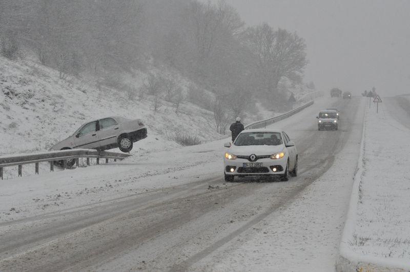 Bolu Dağı'nda kar ulaşıma kar engeli