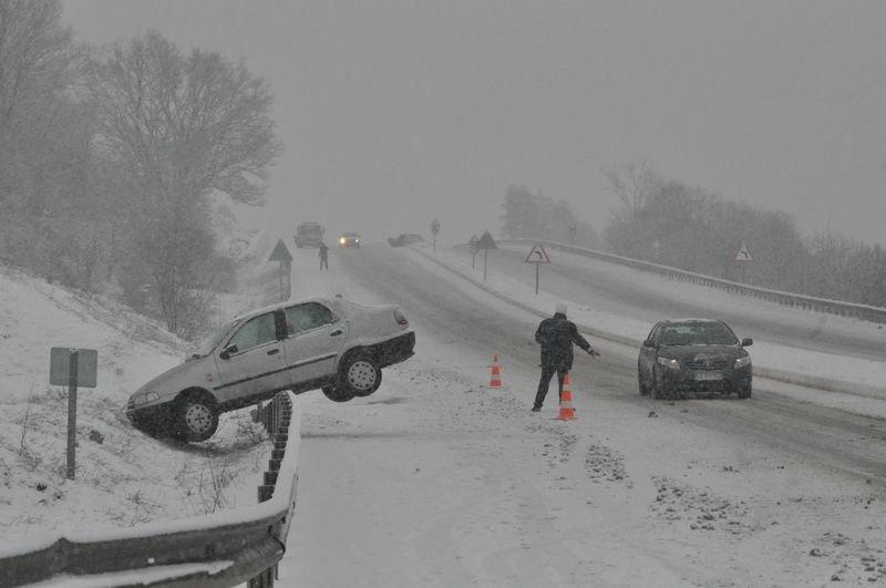 Bolu Dağı'nda kar ulaşıma kar engeli