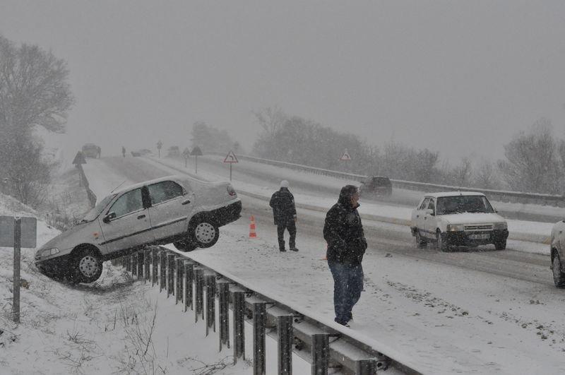 Bolu Dağı'nda kar ulaşıma kar engeli