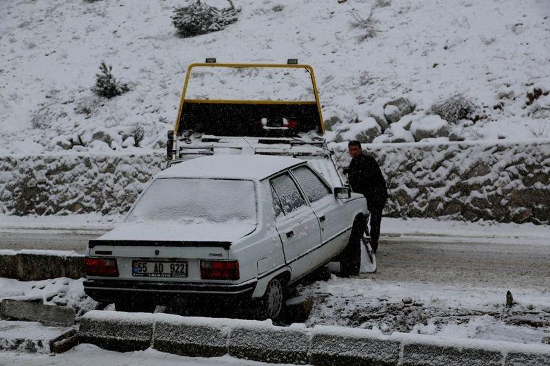 Bolu Dağı'nda kar ulaşıma kar engeli