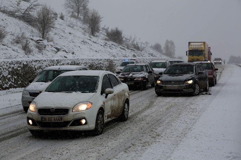 Bolu Dağı'nda kar ulaşıma kar engeli