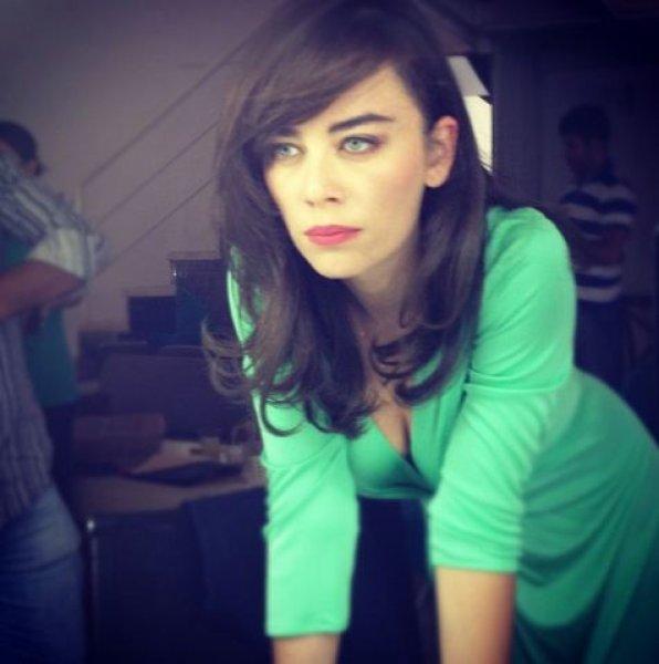 Demet Evgar'ın dekolte savaşı 