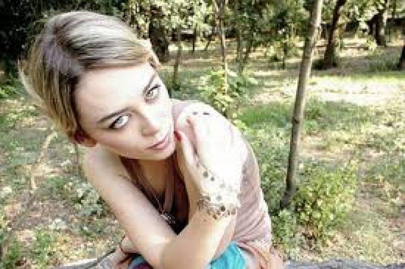 Demet Evgar'ın dekolte savaşı 