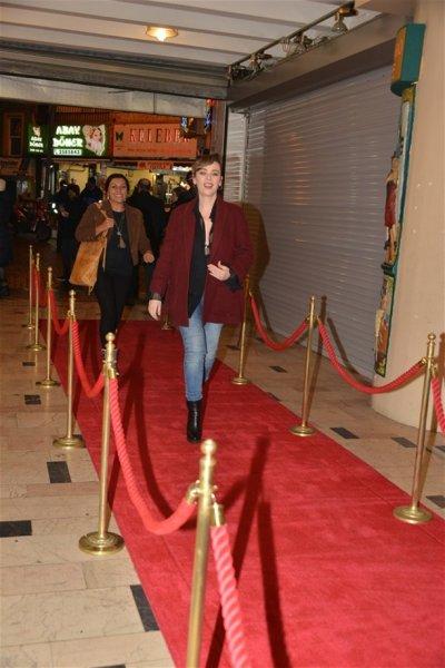 Demet Evgar'ın dekolte savaşı 