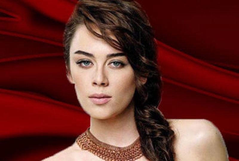 Demet Evgar'ın dekolte savaşı 