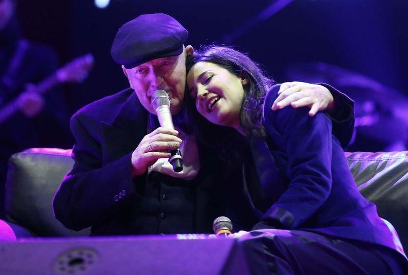 Kayahan ve Nilüfer yıllar sonra aynı sahnede