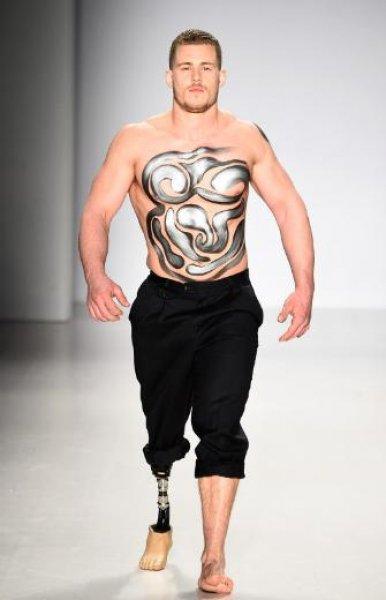 Engelli mankenler podyumda engelleri aştı 