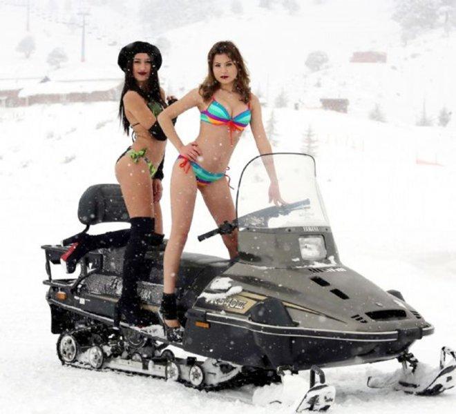 Kar altında mayo ve bikini defilesi