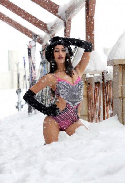 Kar altında mayo ve bikini defilesi