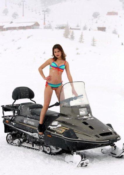 Kar altında mayo ve bikini defilesi