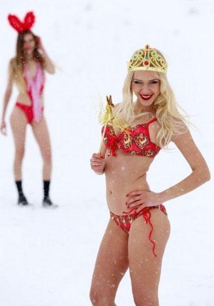 Kar altında mayo ve bikini defilesi