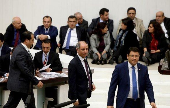 TBMM'de milletvekillerinden oturma eylemi