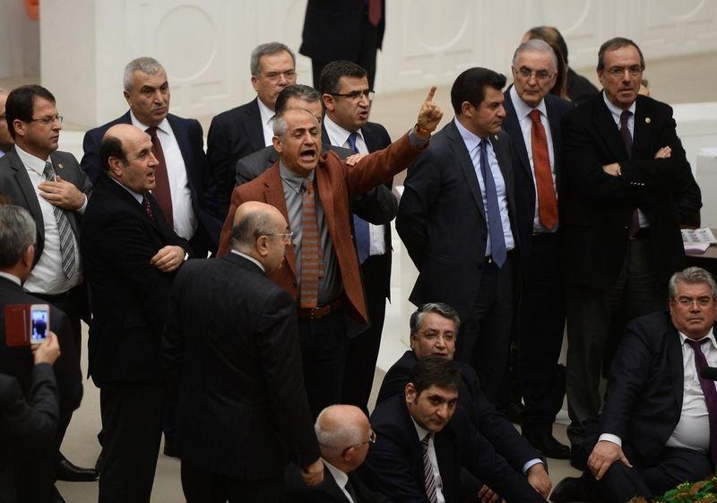 TBMM'de milletvekillerinden oturma eylemi