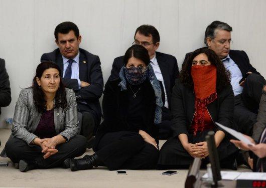 TBMM'de milletvekillerinden oturma eylemi