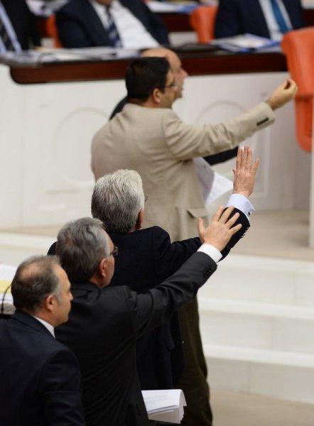 TBMM'de milletvekillerinden oturma eylemi