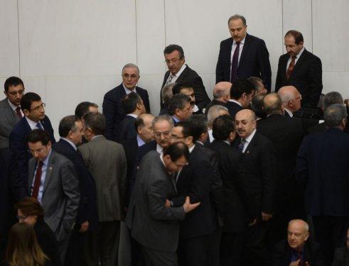 TBMM'de milletvekillerinden oturma eylemi
