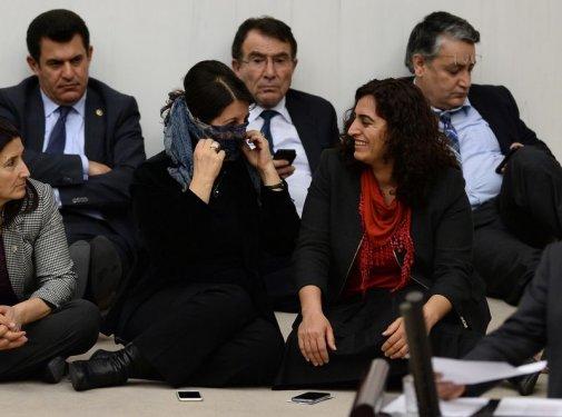 TBMM'de milletvekillerinden oturma eylemi