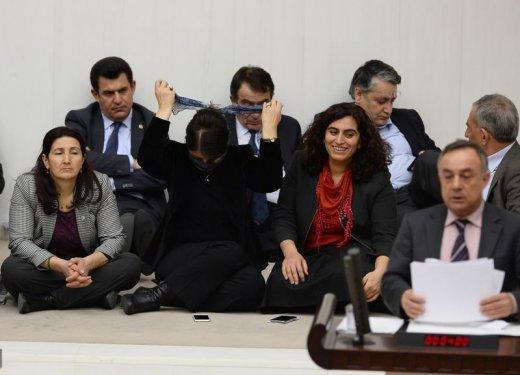 TBMM'de milletvekillerinden oturma eylemi