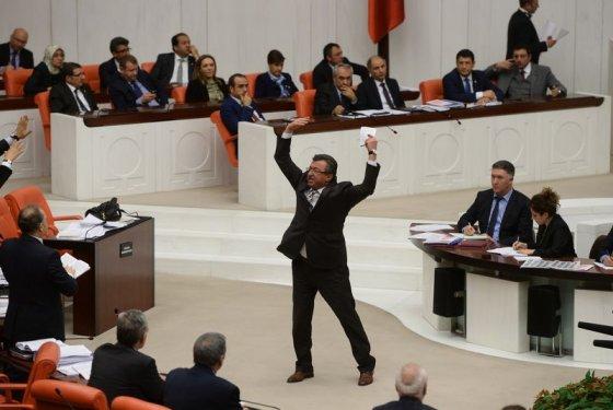 TBMM'de milletvekillerinden oturma eylemi