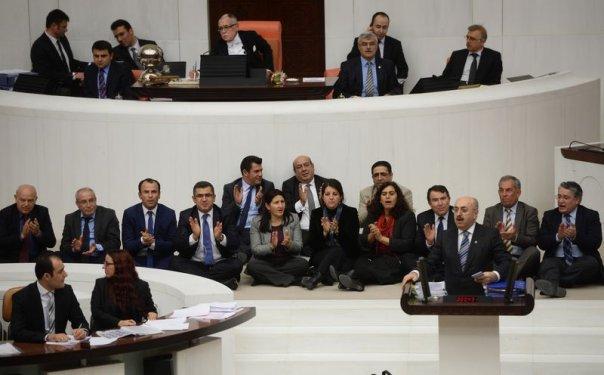 TBMM'de milletvekillerinden oturma eylemi