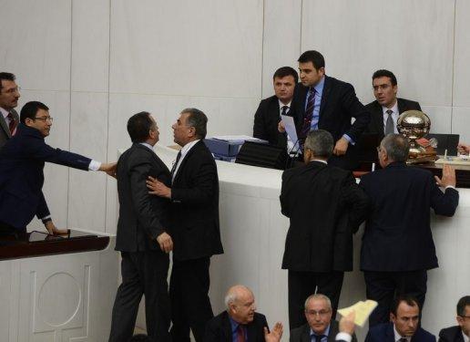 TBMM'de milletvekillerinden oturma eylemi