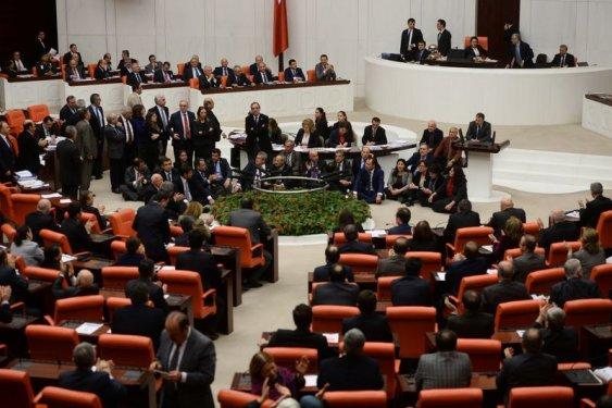 TBMM'de milletvekillerinden oturma eylemi