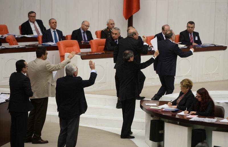 TBMM'de milletvekillerinden oturma eylemi
