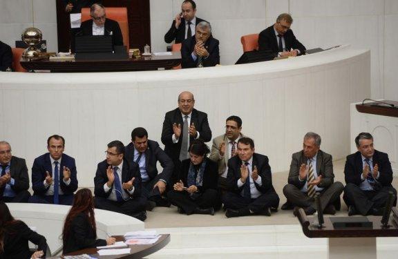 TBMM'de milletvekillerinden oturma eylemi