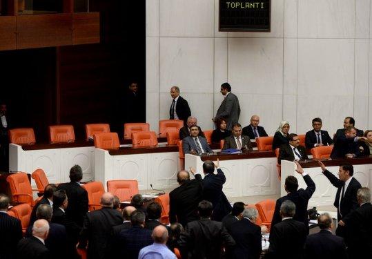 TBMM'de milletvekillerinden oturma eylemi