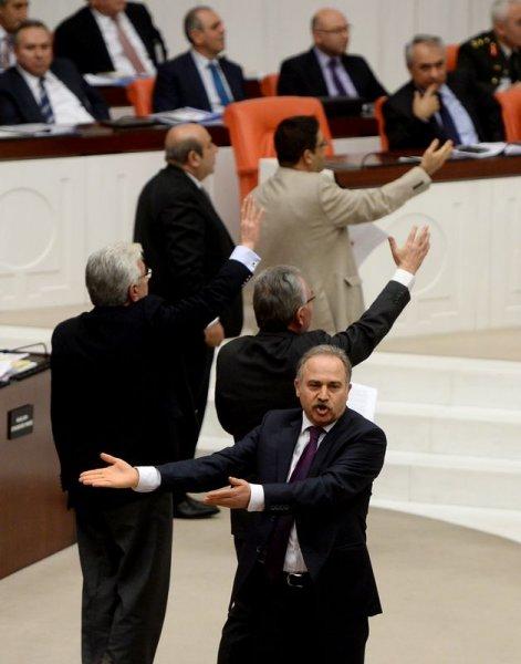 TBMM'de milletvekillerinden oturma eylemi