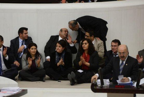 TBMM'de milletvekillerinden oturma eylemi