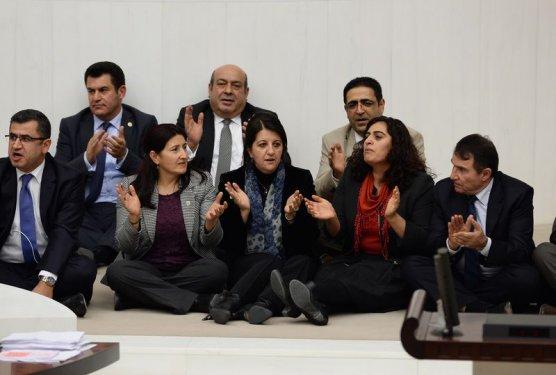 TBMM'de milletvekillerinden oturma eylemi