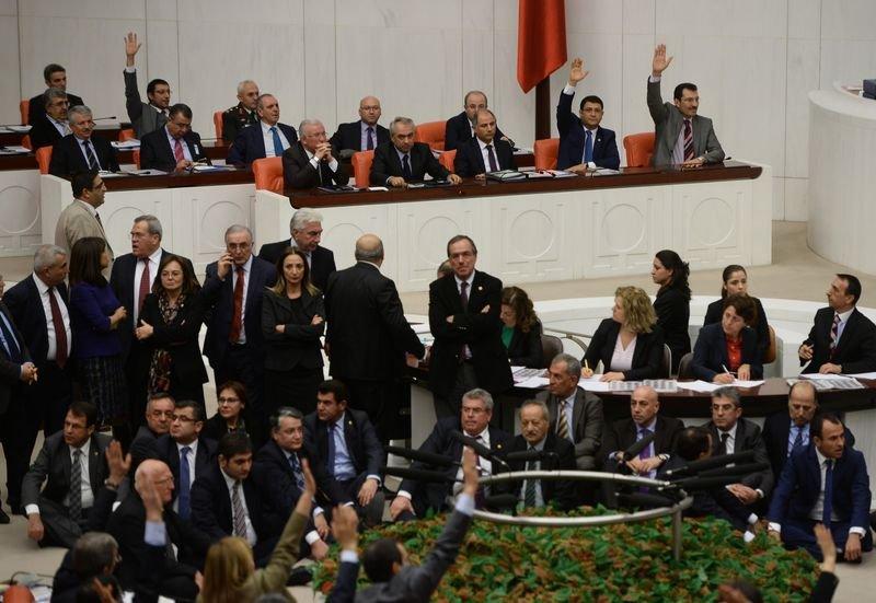 TBMM'de milletvekillerinden oturma eylemi