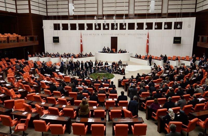 TBMM'de milletvekillerinden oturma eylemi