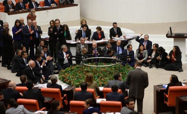 TBMM'de milletvekillerinden oturma eylemi