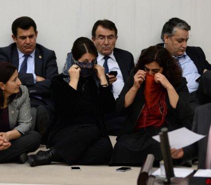 TBMM'de milletvekillerinden oturma eylemi